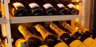 Wine Wall — автономний кіоск для продажу вина з роботом-сомел’є