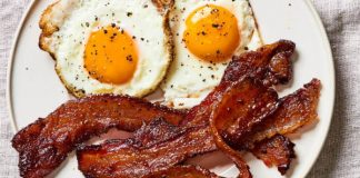 Делікатна страва. Смажений бекон із пшениці хрустить та пахне, як справжнє м’ясо
