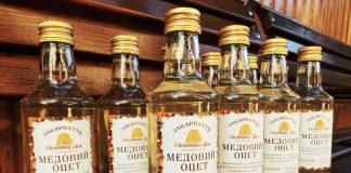 Бджолярі на Закарпатті зброджують оцет із меду. У складі – лише два продукти