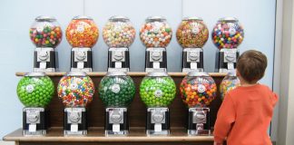 Стає прозоріше: ЄС більше не вважає безпечною добавку, що робить жуйки непрозорими