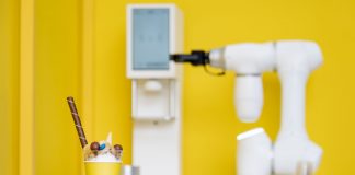 За прилавок магазину з морозивом поставили ввічливих роботів-кондитерів