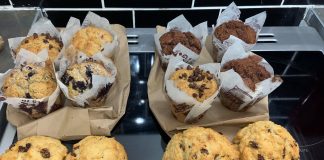 Відомий навігатор Waze маркуватиме на картах, де купити залишки ресторанної їжі