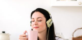 Звук робить каву терпкою, а бас додає гіркоти — вчені досліджують, як звуки впливають на смак їжі