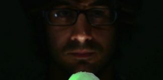 В Індії створили морозиво та льодяники, що світяться як медузи, коли їх облизують