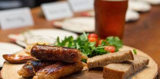 Ковбаса з лабораторного м’яса з’явиться у 2022 році – енергетичний гігант дав гроші на будівництво заводу