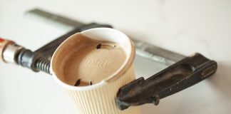 Шведи створили біо-кришечки з ялини і сосни, які закривають напої зсередини