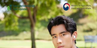 Корейський енергетик з пюре банану здобув прихильників серед американських зірок кіно Ambassador Alex Landi with Banano