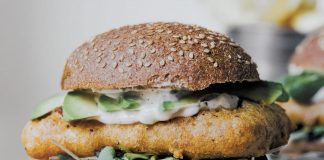 Індонезійські ферментовані коржі можна смажити як шашлик або котлети