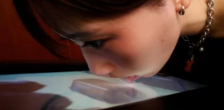 Японський професор створив телеекран, що передає смак їжі, якщо його облизати