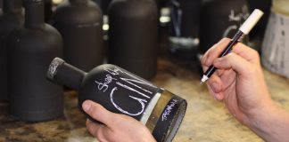 Австралійці роблять унікальні горілку, джин, лікер та перший у світі віскі з овечої сироватки