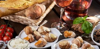 Качки на равликах та моллюски у вершковому паприкаші. Львівська ферма вирощує та готує унікальну їжу