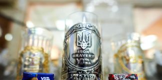 Український виробник чаю, яким смакував Байден, міксує для пасажирів унікальні сорти