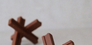 Українська кондитерська створює цукерки у вигляді арматури та протитанкових їжаків