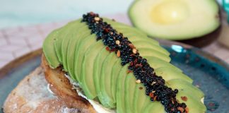 На полицях супермаркетів з’являється чорна та червона ікра із водоростей