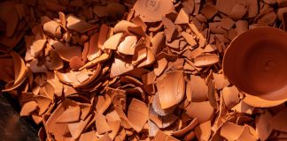 Одноразові горнятка для кави після використання розпадаються на пил