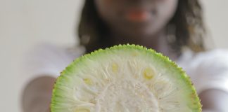 Угандійські жінки створили замінник м’яса із найвонючіших плодів у світі