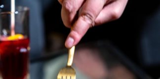 У супермаркетах з’явилися низькокалорійні стейки, створені мікробами