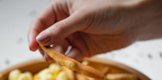 Український бренд створює хрусткі снеки, що на 100% складаються із сиру