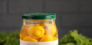 Український бренд консервує унікальні мініовочі та пече крекери з капустою