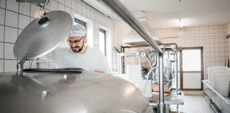 Мільйон літрів молока без корів — німці будують гігантський завод