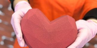 Майстриня із Закарпаття поєднала “дубайський шоколад” із начинкою з сала