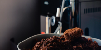 Найбільша мережа кав’ярень пропустила через шлунки хробаків 3 тони кавової гущі